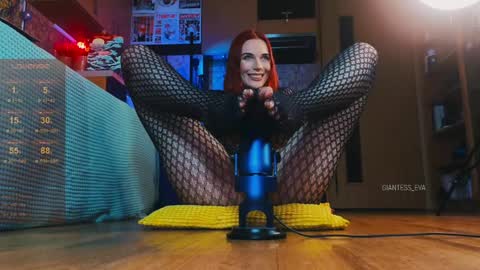 Snapshot of giantess_eva chatting on 01.10.25 Eva online show from 01.10.25