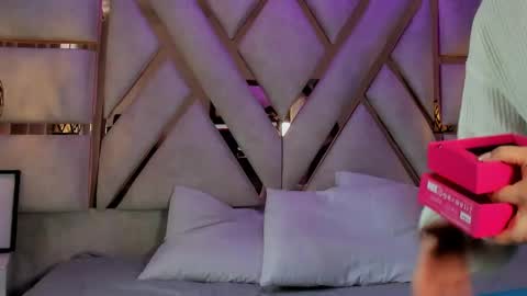 Giigii Hadid  online show from 05.04.26