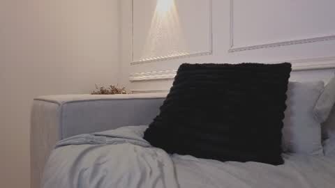 Giigii Hadid  online show from 06.19.26