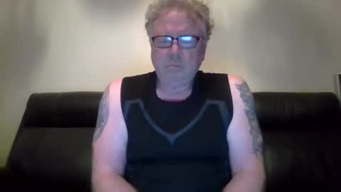 Snapshot of gimmmieoooo chatting on 03.18.26 gimmmieoooo online show from 03.18.26