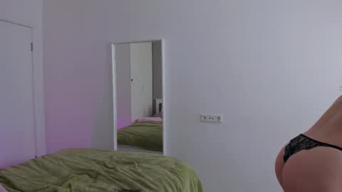 Snapshot of gin_yoon chatting on 02.15.25 Gin online show from 02.15.25