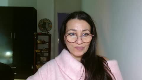 Snapshot of ginaoneon chatting on 12.20.24 GinaONeon online show from 12.20.24