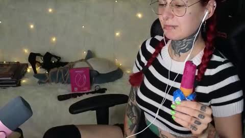 Snapshot of ginger_stay chatting on 10.02.25 Ginger online show from 10.02.25