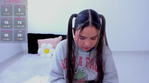 Snapshot of girl_alana chatting on 10.16.25 Alana online show from 10.16.25