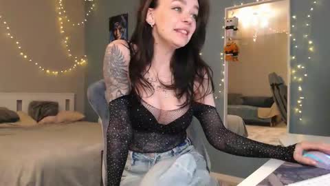 Snapshot of girl_happiness chatting on 02.28.25 Secret online show from 02.28.25