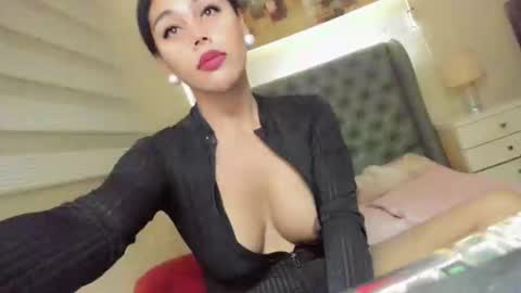 Snapshot of girl_in_ur_dreams chatting on 12.29.24 urGIRL online show from 12.29.24