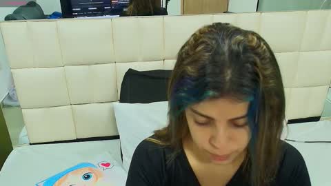 Snapshot of gisell_gomez chatting on 10.27.25 Gisell online show from 10.27.25