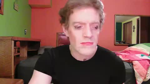 Snapshot of glamtransgoddess15 chatting on 11.14.25 glam trans goddess online show from 11.14.25