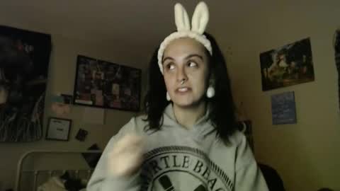 Snapshot of glitterspace chatting on 11.29.25 anna online show from 11.29.25