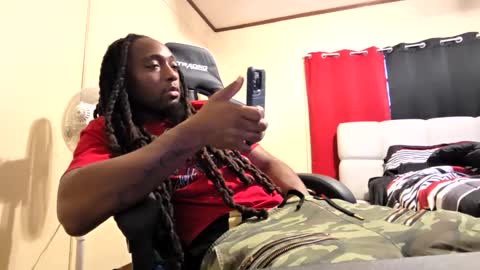 Snapshot of glomightyj chatting on 12.20.25 glomightyj online show from 12.20.25