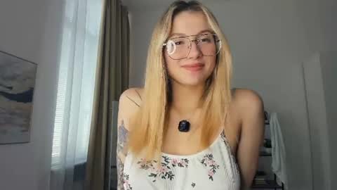 Snapshot of glossybabe_ chatting on 06.22.26 Cherry online show from 06.22.26