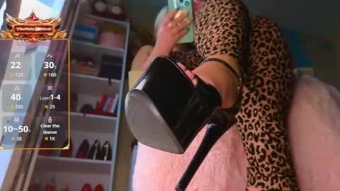 Snapshot of goddess_isabella11 chatting on 08.06.26 Mrs. Isabella online show from 08.06.26