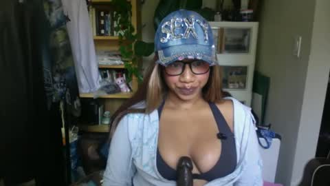 Snapshot of goddessdaisysky chatting on 10.05.25 Goddess Daisy Sky online show from 10.05.25