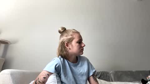 Snapshot of goddessfeyaa chatting on 12.04.24 feyaa22 online show from 12.04.24