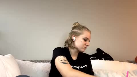 Snapshot of goddessfeyaa chatting on 12.11.24 feyaa22 online show from 12.11.24