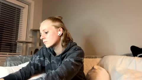 Snapshot of goddessfeyaa chatting on 12.12.24 feyaa22 online show from 12.12.24