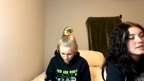 Snapshot of goddessfeyaa chatting on 12.13.24 feyaa22 online show from 12.13.24