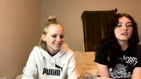 Snapshot of goddessfeyaa chatting on 12.14.24 feyaa22 online show from 12.14.24