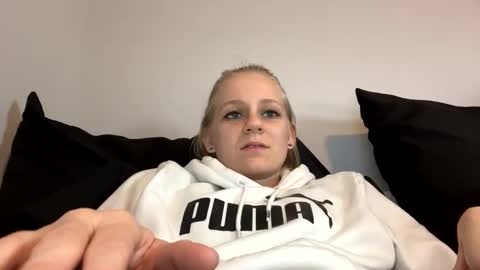 Snapshot of goddessfeyaa chatting on 12.16.24 feyaa22 online show from 12.16.24