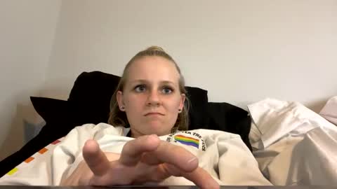 Snapshot of goddessfeyaa chatting on 12.18.24 feyaa22 online show from 12.18.24