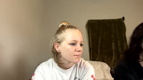 Snapshot of goddessfeyaa chatting on 12.18.24 feyaa22 online show from 12.18.24