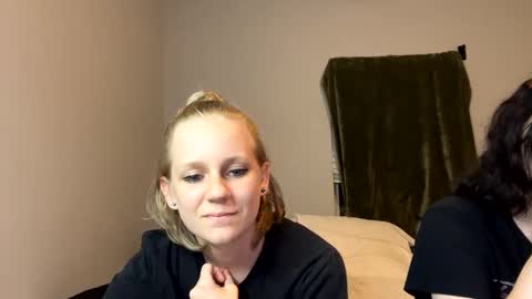 Snapshot of goddessfeyaa chatting on 12.19.24 feyaa22 online show from 12.19.24