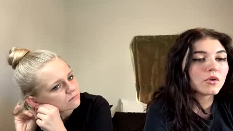 Snapshot of goddessfeyaa chatting on 12.20.24 feyaa22 online show from 12.20.24