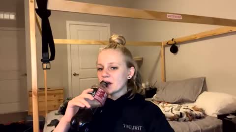 Snapshot of goddessfeyaa chatting on 01.21.25 feyaa22 online show from 01.21.25