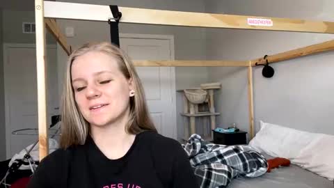 Snapshot of goddessfeyaa chatting on 01.24.25 feyaa22 online show from 01.24.25