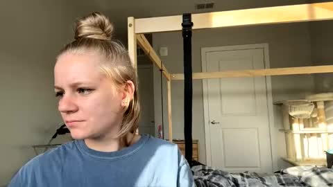 Snapshot of goddessfeyaa chatting on 01.28.25 feyaa22 online show from 01.28.25