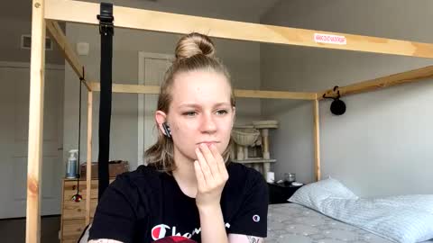 Snapshot of goddessfeyaa chatting on 02.05.25 feyaa22 online show from 02.05.25