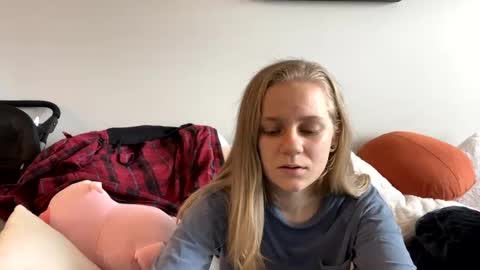 Snapshot of goddessfeyaa chatting on 02.19.25 feyaa22 online show from 02.19.25