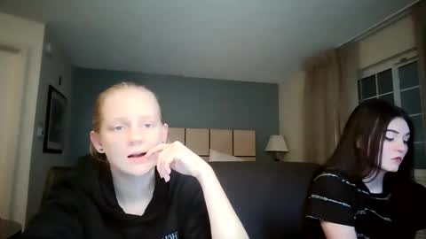 Snapshot of goddessfeyaa chatting on 12.14.25 feyaa22 online show from 12.14.25