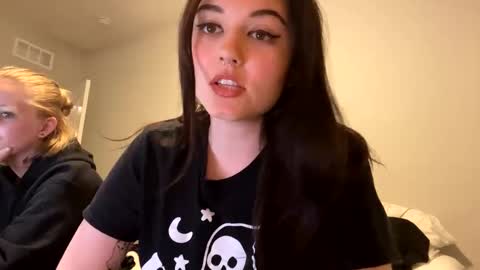 Snapshot of goddessshadowraven chatting on 01.04.25 Goddess Raven online show from 01.04.25