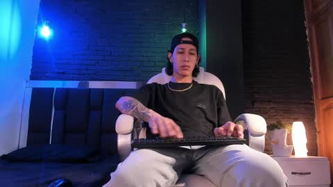 Snapshot of godly_huan chatting on 01.01.25 HUAN online show from 01.01.25