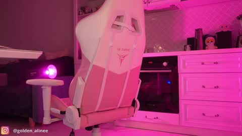 Snapshot of golden_alinee chatting on 01.23.25 Aline meow   online show from 01.23.25