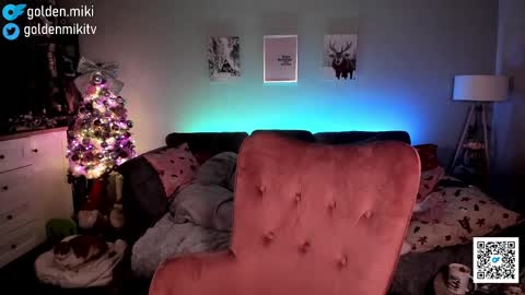 Snapshot of golden_miki chatting on 12.29.24 Shy in the streets but a freak in the sheets online show from 12.29.24