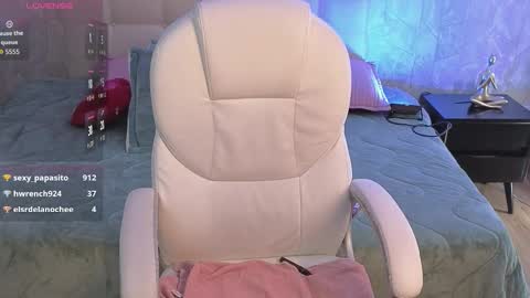 Snapshot of golden_muse chatting on 03.27.26 golden_muse online show from 03.27.26