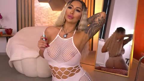 Snapshot of goldenamberx chatting on 02.12.26 GoldenAmberX online show from 02.12.26