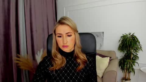 Snapshot of goldenlighte chatting on 02.11.25 Olivia online show from 02.11.25