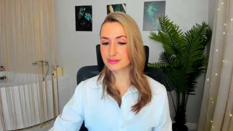 Snapshot of goldenlighte chatting on 02.19.25 Olivia online show from 02.19.25