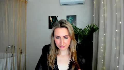 Snapshot of goldenlighte chatting on 03.01.25 Olivia online show from 03.01.25