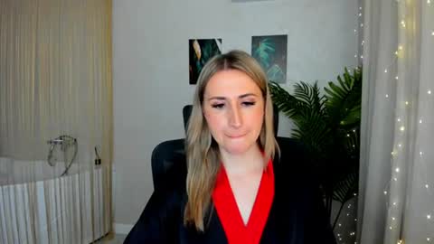 Snapshot of goldenlighte chatting on 03.05.25 Olivia online show from 03.05.25