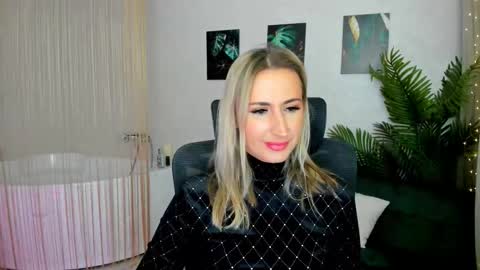 Snapshot of goldenlighte chatting on 09.10.25 Olivia online show from 09.10.25