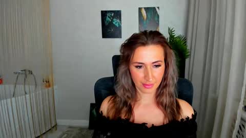 Snapshot of goldenlighte chatting on 11.21.25 Olivia online show from 11.21.25