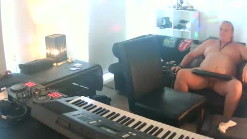 Snapshot of goldyguy011 chatting on 09.28.25 goldyguy011 online show from 09.28.25