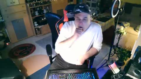 Snapshot of google5001 chatting on 12.23.25 google5001 online show from 12.23.25