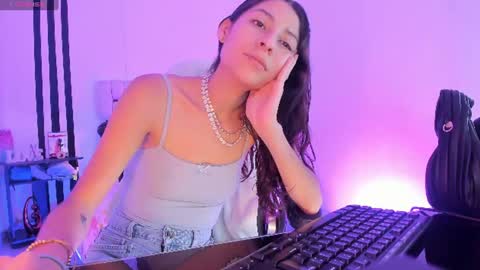 i am Jessi  I love animals and drawing I hope to get along with everyone. XOXO online show from 06.25.26