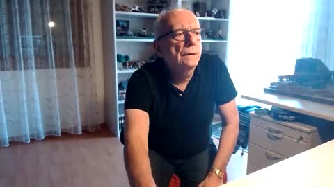 Snapshot of grandpach chatting on 02.21.25 grandpach online show from 02.21.25