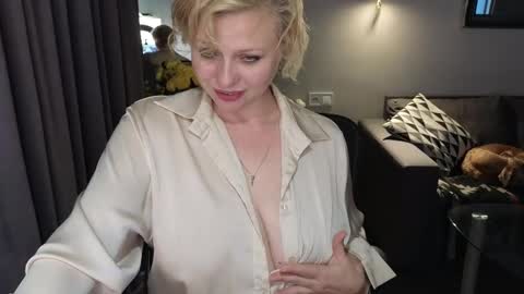 Snapshot of gray_swann chatting on 02.19.25 Ray online show from 02.19.25